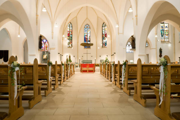 decoración con flores en la iglesia antes de una ceremonia de boda - christianity church indoors illuminated fotografías e imágenes de stock