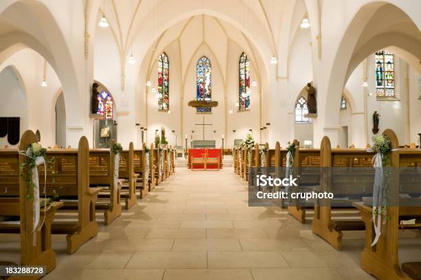 Decorazione Di Fiori In Una Chiesa Prima Cerimonia Nuziale - Fotografie stock e altre immagini di Chiesa