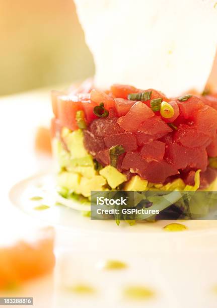 Ahi Atum E Salada De Abacate - Fotografias de stock e mais imagens de Abacate - Abacate, Alimentação Saudável, Almoço