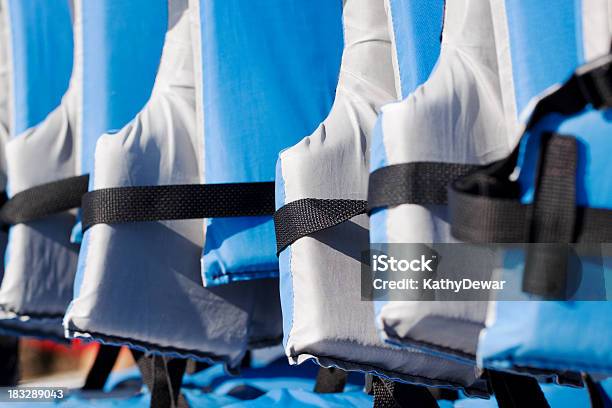 ブルーの救命胴衣 - アウトフォーカスのストックフォトや画像を多数ご用意 - アウトフォーカス, カラー画像, スポーツ