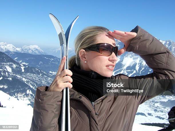 Im Nächsten Skilauf Stockfoto und mehr Bilder von Eine Frau allein - Eine Frau allein, Erwartung, Frauen