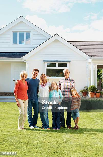 Glücklich Altes Paar Mit Ihrer Familie Stehen In Front Of House Stockfoto und mehr Bilder von Wohnhaus