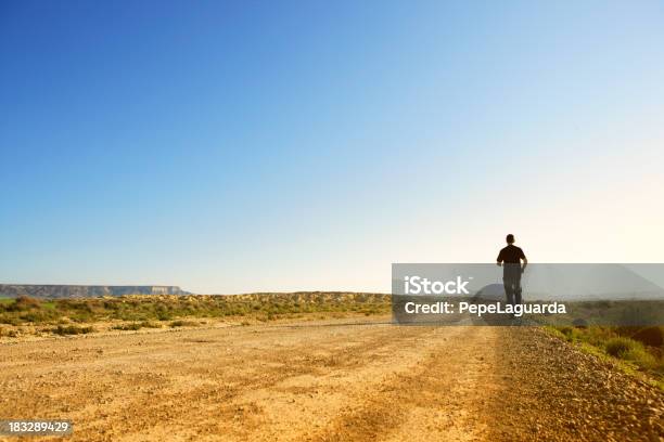 Laufen Entfernt Stockfoto und mehr Bilder von Gehen - Gehen, Männer, Schotterstrecke