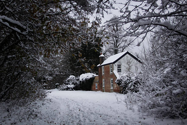 cabaña en la nieve - surrey southeast england england cottage fotografías e imágenes de stock