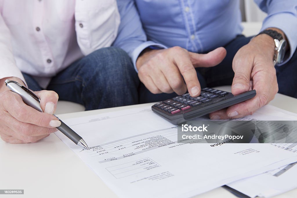 Primer plano de la pareja en casa haciendo Finanzas - Foto de stock de Asesor financiero libre de derechos