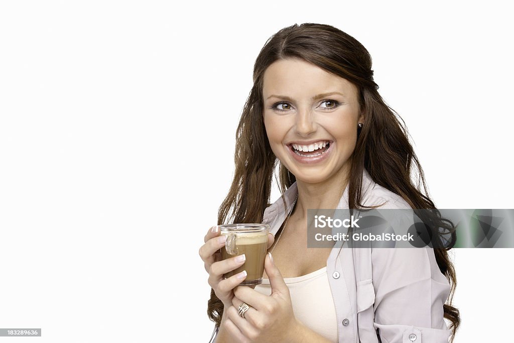 Alegre mulher jovem segurando um copo de cacau contra branco - Royalty-free 20-29 Anos Foto de stock