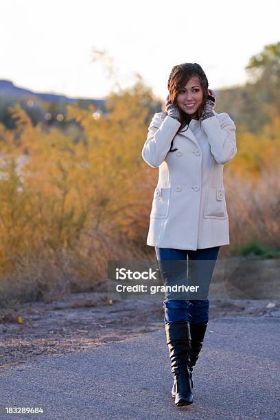 Retrato De Una Chica Hermosa En Otoño Foto de stock y más banco de imágenes de Adulto - Adulto, Adulto joven, Alegre