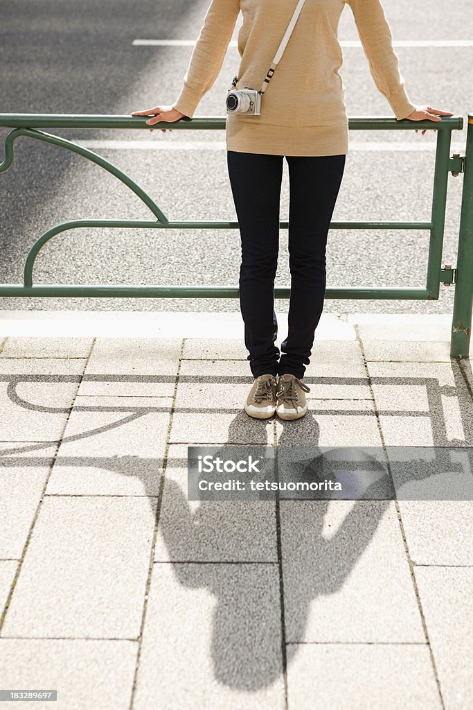 Junge Frau und ihre Schatten - Lizenzfrei Asiatischer und Indischer Abstammung Stock-Foto