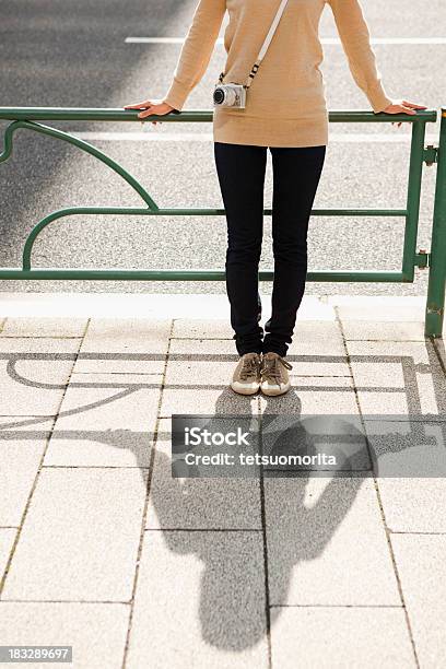 Junge Frau Und Ihre Schatten Stockfoto und mehr Bilder von Asiatischer und Indischer Abstammung - Asiatischer und Indischer Abstammung, Eine Frau allein, Eine Person