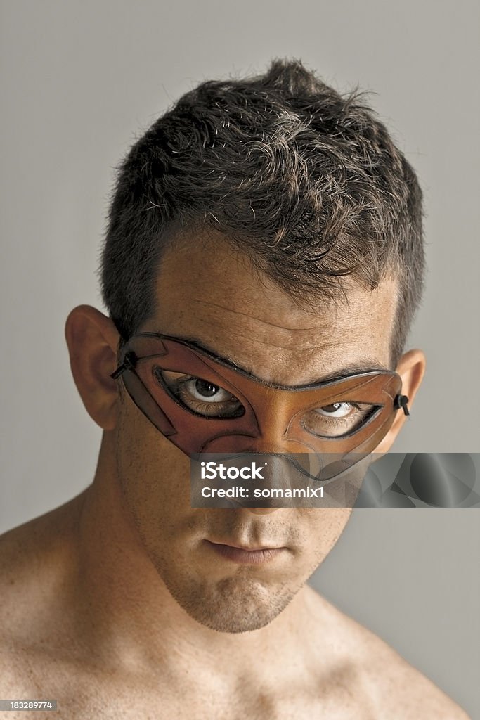 Uomo con la maschera di pelle - Foto stock royalty-free di Maschera
