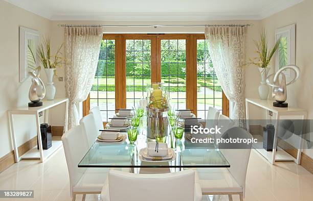 Bien Iluminada De Comedor Con Vista Al Jardín Foto de stock y más banco de imágenes de Mesa - Mueble - Mesa - Mueble, Cristal - Material, Vaso