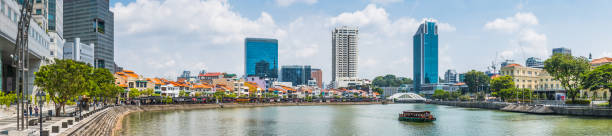 panorama do rio cingapura, bares boat quay, restaurantes abaixo de arranha-céus - singapore skyline - fotografias e filmes do acervo
