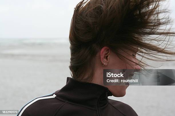 Intensa De Cabello Foto de stock y más banco de imágenes de Lanzar - Actividad física - Lanzar - Actividad física, Playa, Sonreír