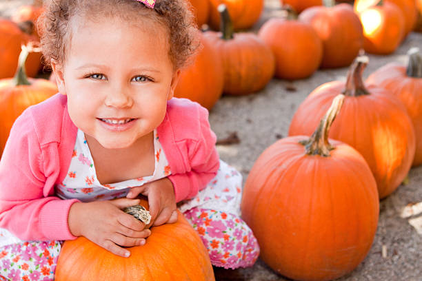 bambine sul campo di zucche - pumpkin child little girls pumpkin patch foto e immagini stock