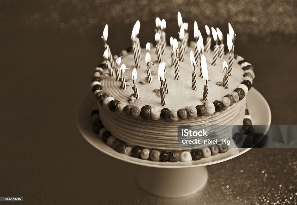 Gâteau d'anniversaire avec bougies allumées (noir et blanc - Photo de Gâteau d'anniversaire libre de droits