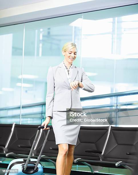 비즈니스 가진 여자 수하물 체크 아웃 시간 공항 개성-개념에 대한 스톡 사진 및 기타 이미지 - 개성-개념, 경영자, 공사장 감독