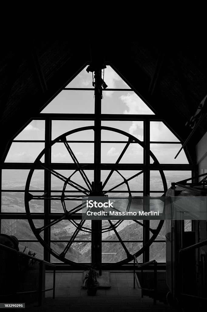 Antiguo teleférico - Foto de stock de Blanco y negro libre de derechos