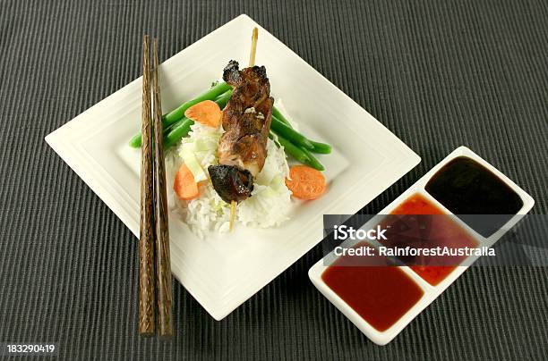 Kebab De Carne Com Arroz E Molho - Fotografias de stock e mais imagens de Arroz - Alimento Básico - Arroz - Alimento Básico, Arroz Frito, Asiático e indiano