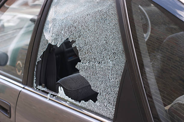 dieb broken glas im auto fenster - einbruch stock-fotos und bilder