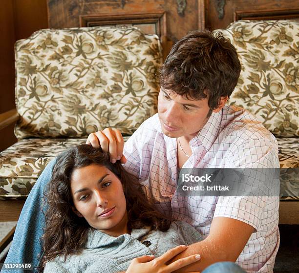 Jovem Caressing Sua Sleepy Fiancee - Fotografias de stock e mais imagens de 20-29 Anos - 20-29 Anos, 30-39 Anos, Adulto