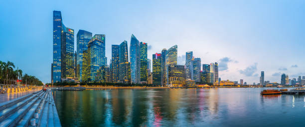 arranha-céus cbd de singapura brilhando ao pôr do sol com vista para o panorama de marina bay - singapore skyline - fotografias e filmes do acervo