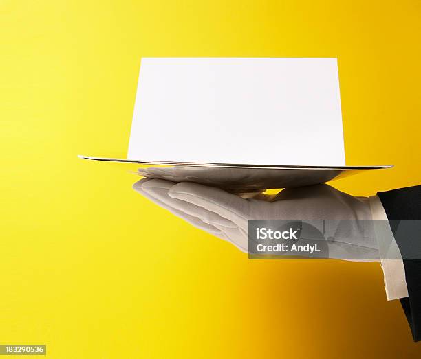 Photo libre de droit de Butler Avec Blank Message Sur Jaune banque d'images et plus d'images libres de droit de Blanc - Blanc, Carte de voeux et d'anniversaire, Costume habillé