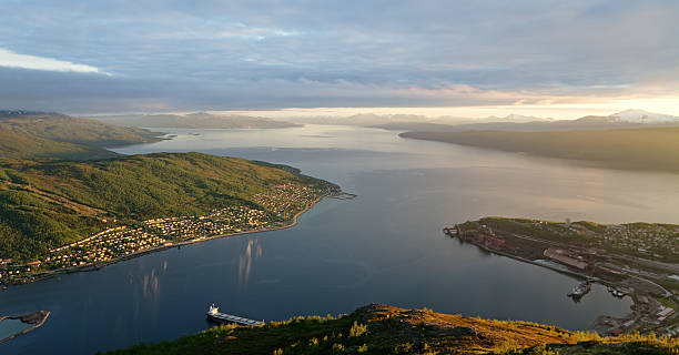 ofotfjord, narvik, norwegen - mountain peak norway reflection sunlight stock-fotos und bilder