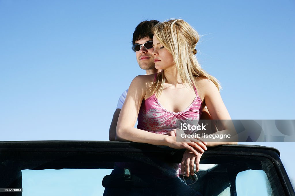 Pareja en un vehículo - Foto de stock de Abrazar libre de derechos