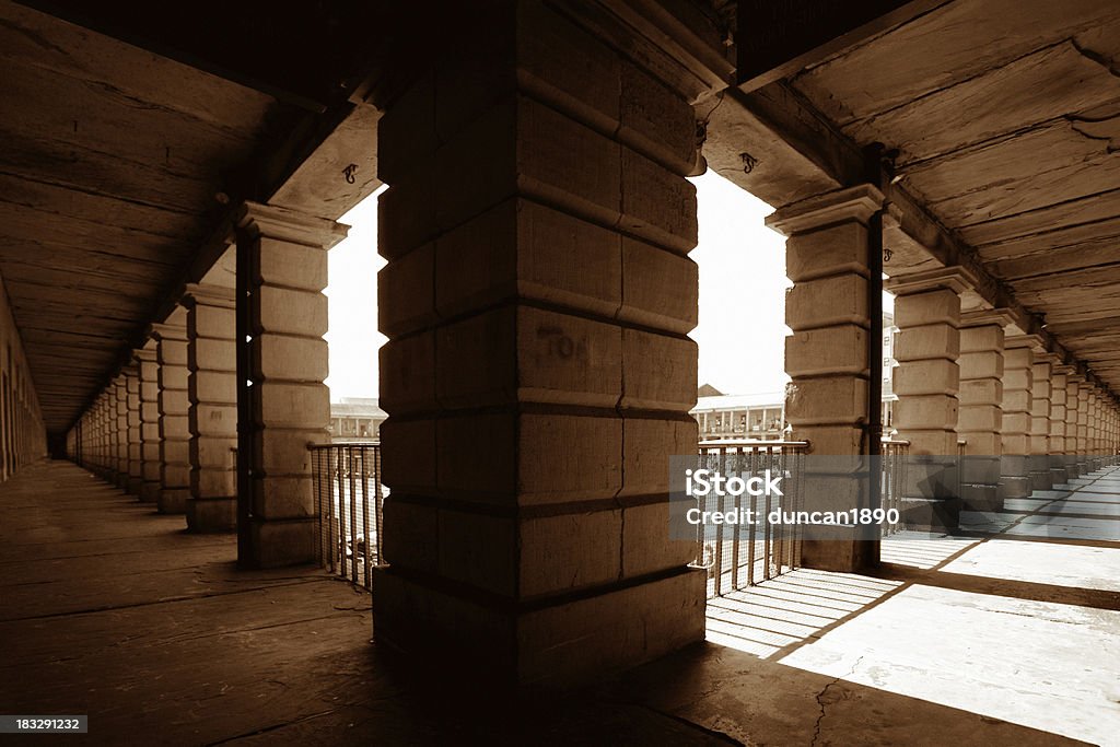 Corredores claro y oscuro - Foto de stock de Halifax - Inglaterra libre de derechos