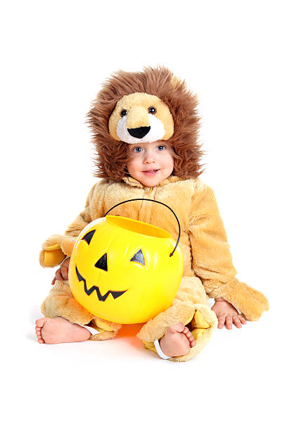 niño en traje de halloween - costume halloween lion baby fotografías e imágenes de stock