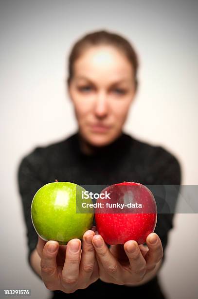 Vermelho Maçã Verde Ouir - Fotografias de stock e mais imagens de Adulto - Adulto, Alimentação Saudável, Arte