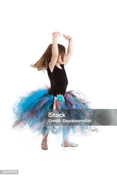 Ballerina Piccola Ragazza Ballando E Indossa Tutu - Fotografie stock e altre immagini di Bambino - Bambino, Stare in piedi, 4-5 anni