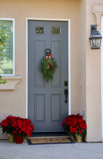 elegant front door with holiday decor - doormat door christmas holiday imagens e fotografias de stock