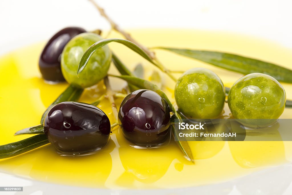 Noir et Olives vertes dans de l'huile d'olive en arrière-plan - Photo de Aliment libre de droits