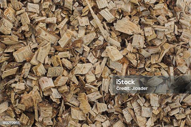 Lasca De Madeira A Camada Protetora Do Solo - Fotografias de stock e mais imagens de Brincar - Brincar, Canteiro de flores, Cobrir