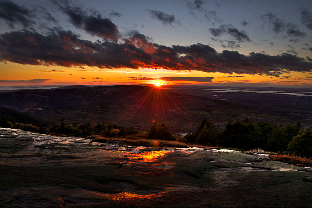 blick auf den sonnenaufgang von cadillac mountain und dem acadia national park, maine - cadillac mountain stock-fotos und bilder