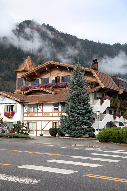 tedesco edifici in leavenworth, washington - leavenworth foto e immagini stock