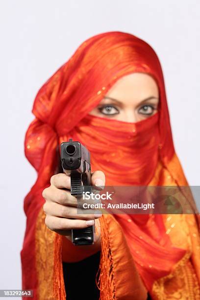 이슬람교도 여자 테러리스트 총 겨냥에 대한 스톡 사진 및 기타 이미지 - 겨냥, 사우디 아라비아, 아랍문화