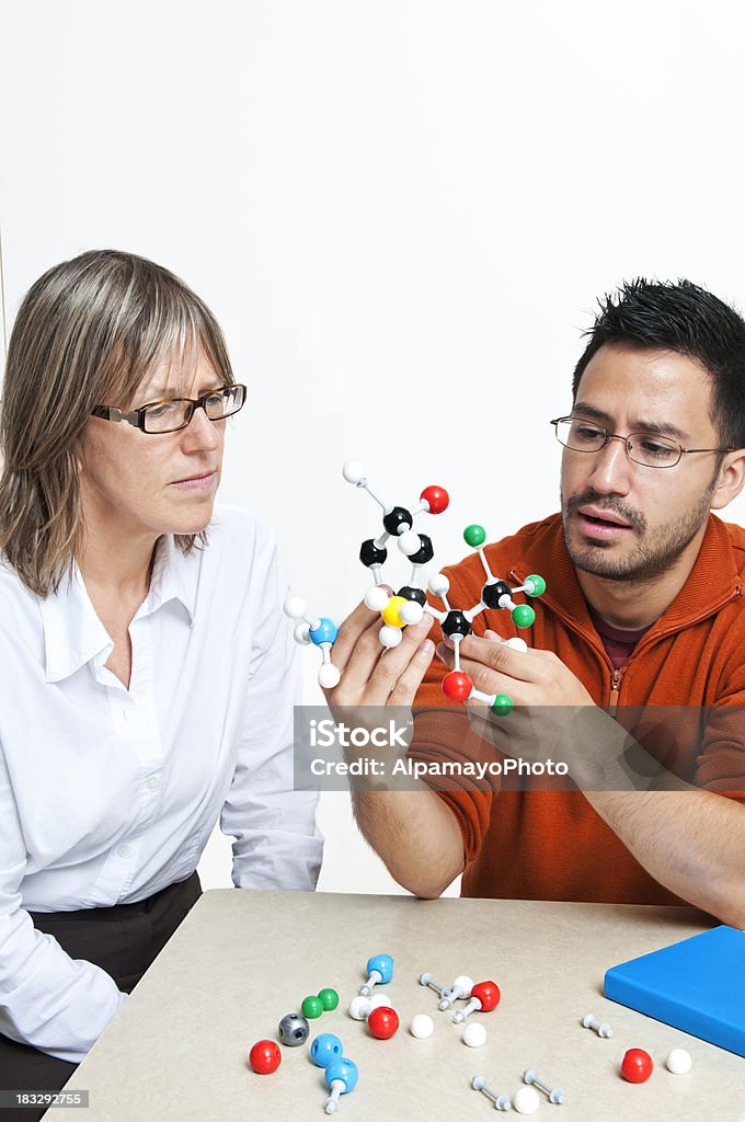 Uczeń i nauczyciel pracuje z chemii modele (izolowany) – III - Zbiór zdjęć royalty-free (Atom)