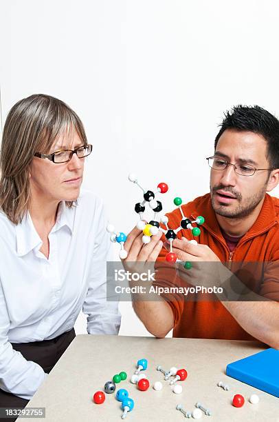 Uczeń I Nauczyciel Pracuje Z Chemii Modele Iii - zdjęcia stockowe i więcej obrazów Atom