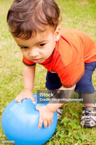 Foto de Vertical Retrato De Um Alegre Asiáticosindianos Criança Criança De Colo e mais fotos de stock de 12-17 meses