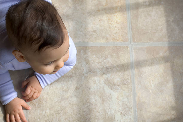 pequena wonderer - baby tile crawling tiled floor imagens e fotografias de stock