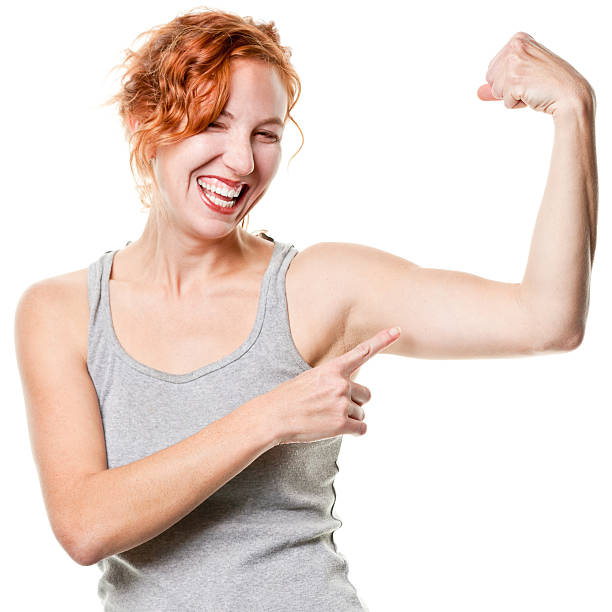 ridere ragazza mostra braccio muscoli - human muscle bicep power flexing muscles foto e immagini stock