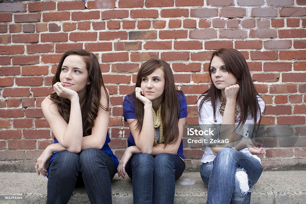 Die drei besten Freundinnen sitzen Wegsehen im Freien - Lizenzfrei 16-17 Jahre Stock-Foto