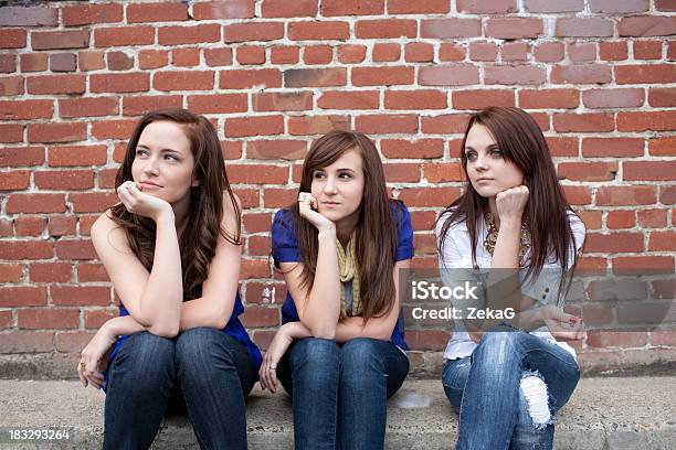 Die Drei Besten Freundinnen Sitzen Wegsehen Im Freien Stockfoto und mehr Bilder von 16-17 Jahre