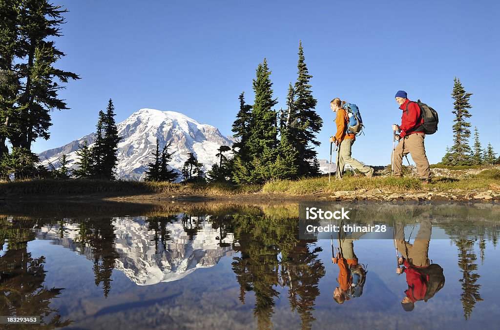 Zwei Männer Wandern und Mt. Rainier im Hintergrund - Lizenzfrei Wandern Stock-Foto