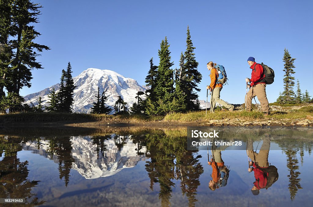 Dois homens Caminhada com monte de Rainier no fundo - Royalty-free Caminhada Foto de stock