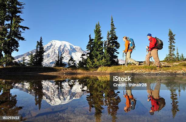 Dois Homens Caminhada Com Monte De Rainier No Fundo - Fotografias de stock e mais imagens de Caminhada