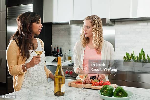 Donne Di Amici Avendo Discussione Seria Su Kitchen Table Hz - Fotografie stock e altre immagini di Amicizia