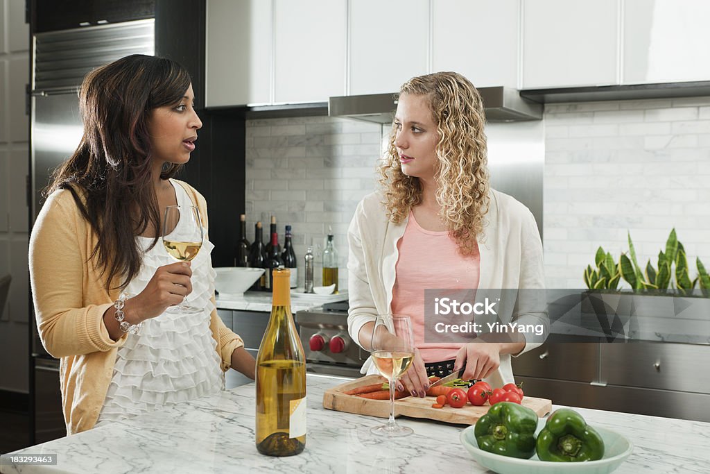 Kobiety przyjaciele o poważnej dyskusji wokół Kitchen Table Hz - Zbiór zdjęć royalty-free (Gotować)
